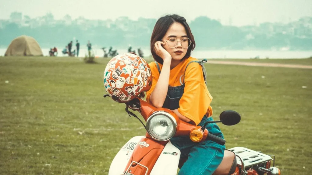 ショートヘアのバイク女子