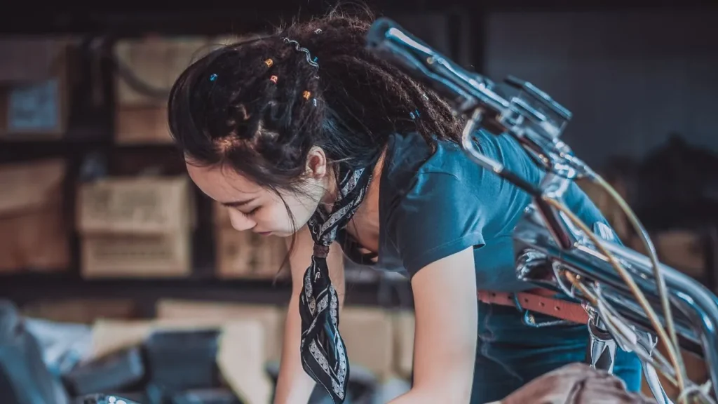 メンテナンス中のバイク女子