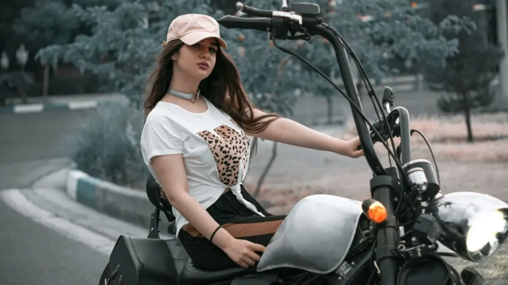 アメリカンバイクに乗る女性